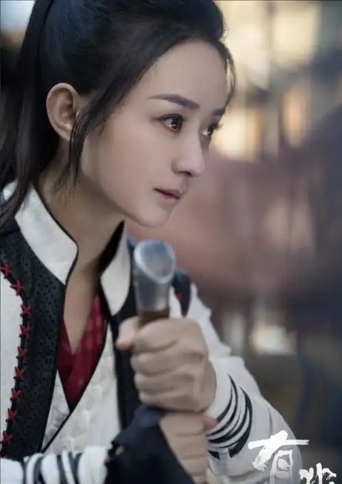赵丽颖剧照眼里含泪,嘴唇泛血太戳人,妆发造型与女配差别大
