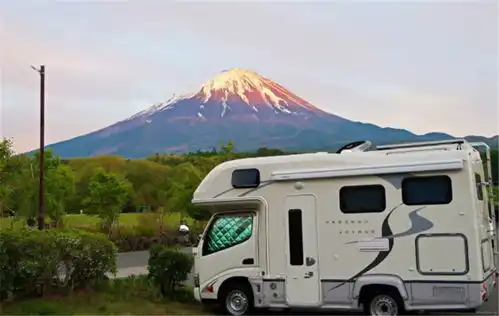 80后小伙娶62岁姑娘,抛弃一切蜗居10㎡房车,网友这生活够厉害
