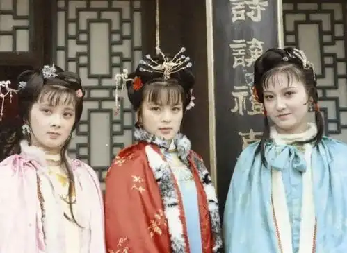 组图87版红楼梦剧组聚餐留影欧阳奋强头发花白但精神矍铄
