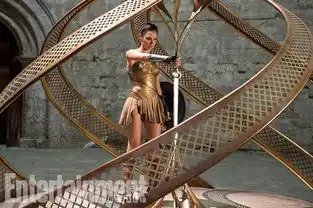 神奇女侠偷取绝世名剑超短裙美腿醒目

