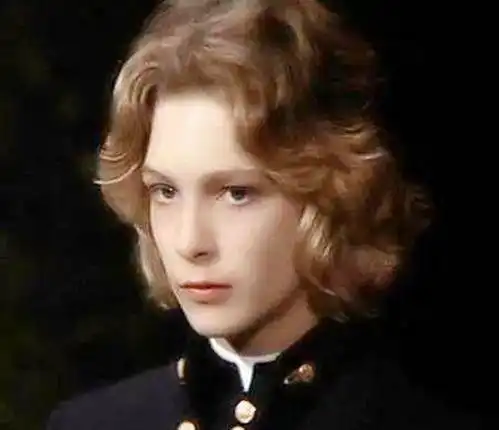 被封世界第一美少年,却因颜值毁了一生,他到底背负着什么
