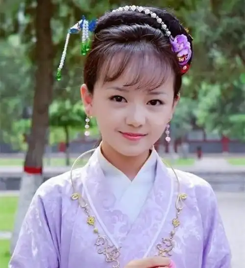 薛宝钗,为何只能是张莉的张莉的宝姐姐有什么魔力呢
