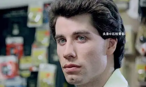 回归角色,只在柜中载歌载舞的约翰特拉沃尔塔