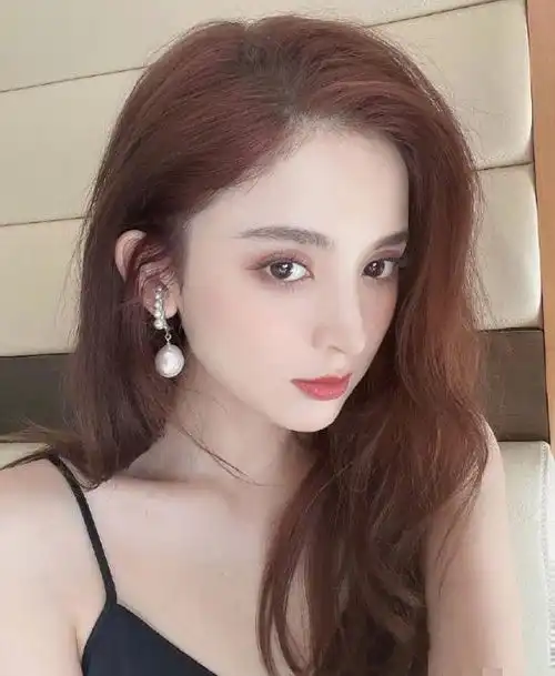 娜扎穿深v吊带大秀事业线,头发凌乱皮肤发光,眼神迷离显性感