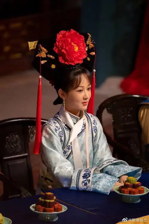 组图杨紫挑战清宫造型温婉大气旗头cos紫薇格格俏皮可爱