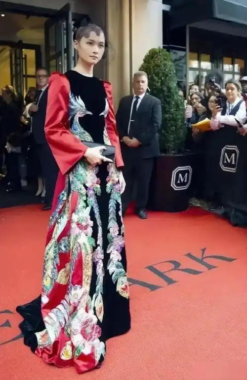 李宇春惊艳国外红毯,一袭孔雀裙配铜钱头,真给国人长脸