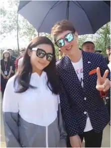 网友发的照片,王龙华张含韵墨镜有亮点啊