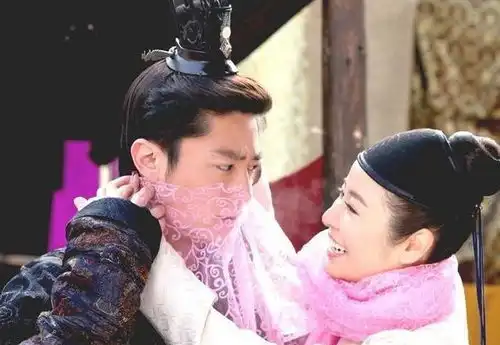 林心如点赞霍建华聚会照,力破婚变传闻,霍建华一手楼一个心情好
