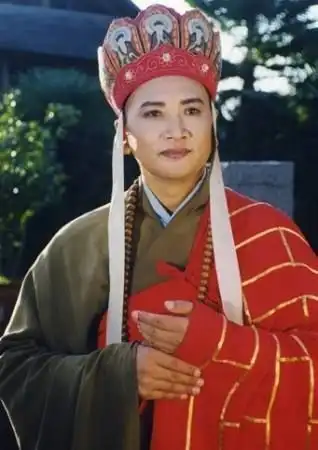 67岁迟重瑞合影,主动让c位给78岁妻子陈丽华,网友像跟班