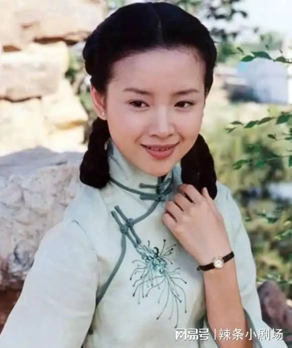 好一朵白莲花,41岁清纯女神和她身后的4个男人,2个女人