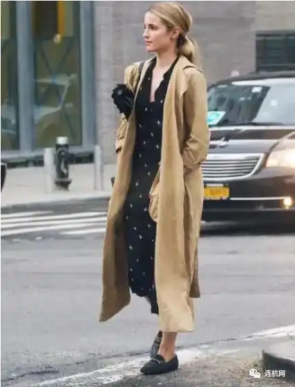 入秋,该如何讲吃穿来,先穿件风衣补补身子吧
