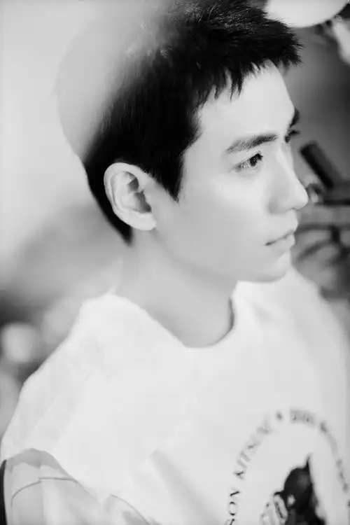 201003眉眼如画的朱一龙新鲜帅照送达今晚和可可爱爱的居居快乐约会
