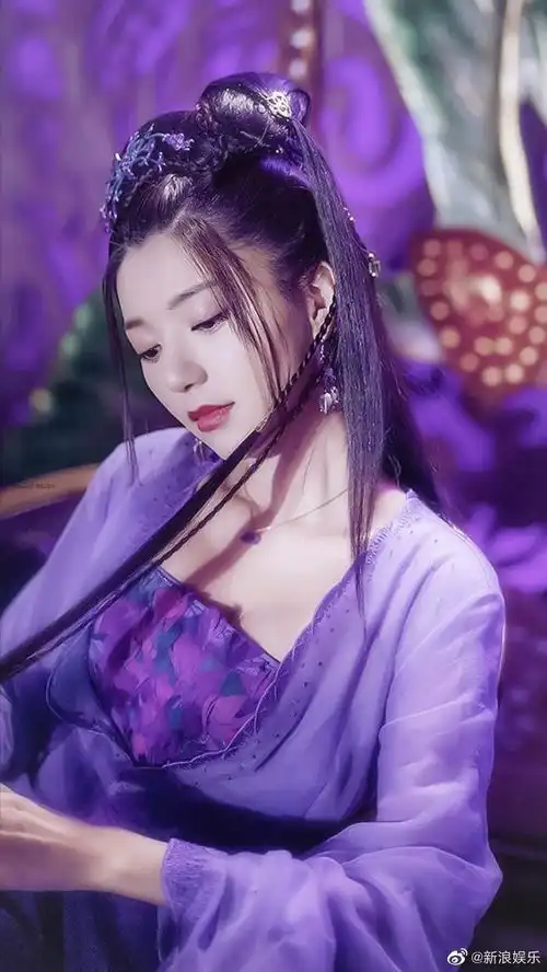 2018年,媚者无疆,郭雪芙饰演流光,一身紫衣,魅惑动人
