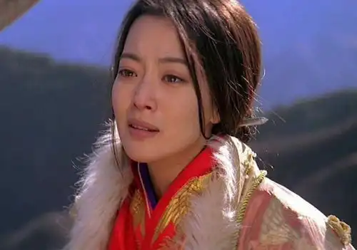 神话女主金喜善败了42岁还学00后穿衣,承认老了很难吗
