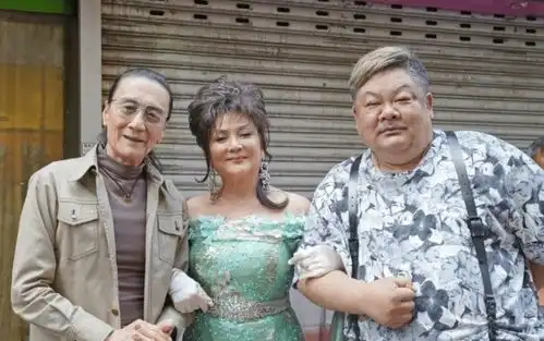 84岁谢贤罕有摘墨镜露真容小眼睛显得十分慈祥,无损帅气模样