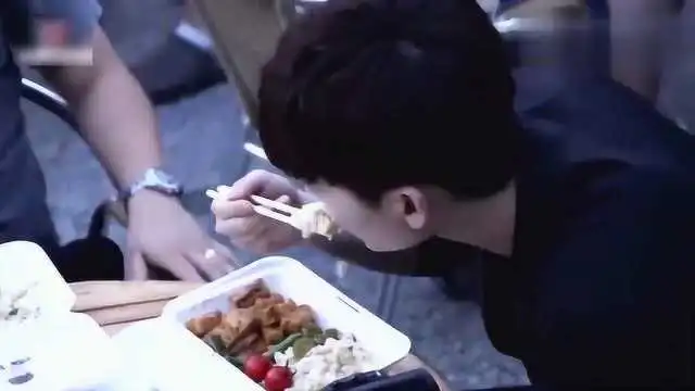 w两个世界花絮戏外李钟硕竟吃一份盒饭,韩孝周上前送个大鸡腿