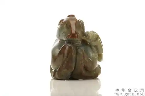 中国青瓷和赤褐色的玉石雕刻a神话鹿a纸张重量动物用腿下坐着,一本书被含在嘴里古董古玩鉴定