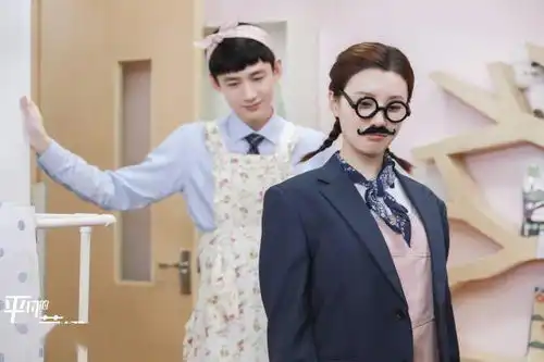 白敬亭平凡的荣耀今日物料汇总碎花围裙和粉头巾过分少女心
