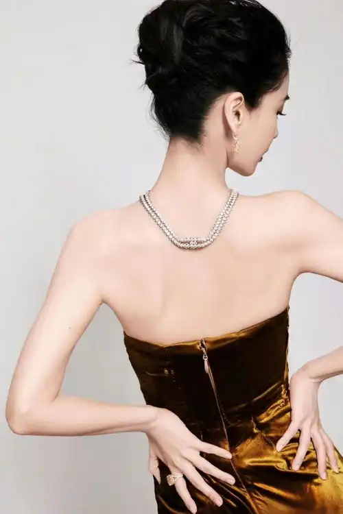 baby打败何穗造型封神穿黄金裙戴九位数珠宝超牛,美成豪门千金
