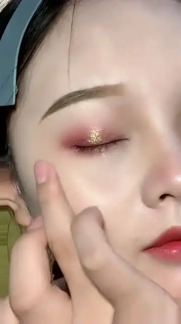 闺蜜花2000元买的眼影本来想炫耀手法,涂上才发现是车祸现场
