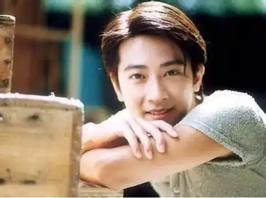 他曾与刘德华齐名红过林志颖大红大紫时惨遭封杀,沉寂多年竟落到如此境地