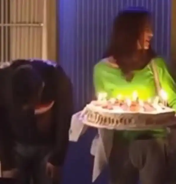 高圆圆为黄海波庆生照被疯传,患难见真情,黄海波不时用手抹泪