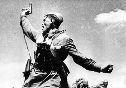 抓到苏军政委立即枪毙德军为何对苏军政委恨之入骨
