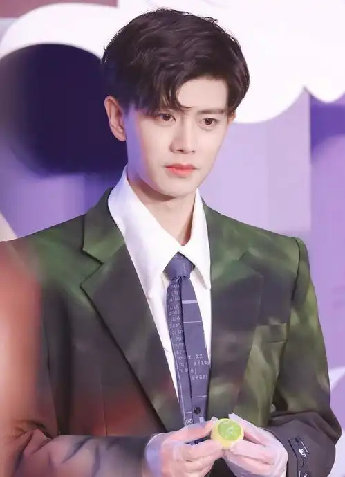 任嘉伦忙到没时间追剧,近照又瘦了不少,自称是沉浸在新戏里了