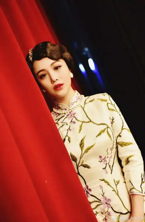 葛天旗袍照魅力十足惊艳红唇诠释民国女神
