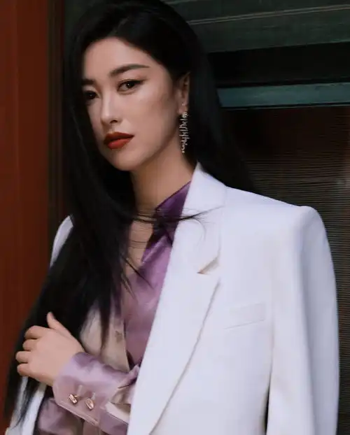 参加完浪姐后朱珠去读书了晒开学典礼随拍