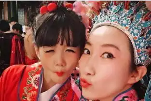 城会玩钟丽缇生日派对也办成了京剧风
