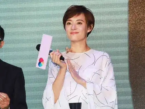 邓超两口子资金被套牢过亿,孙俪只能复出拍广告贴补家用