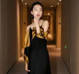 周冬雨的日常穿搭显高又减龄,网友灵气满分,搞怪满分