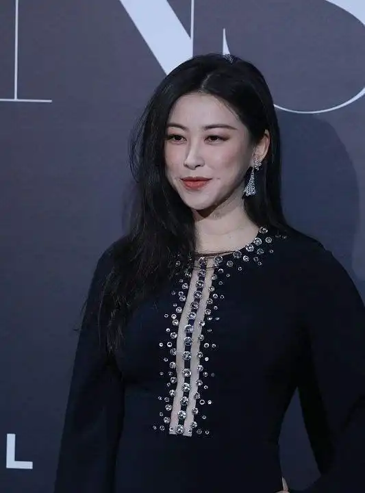 朱珠近照,她的女儿小珠宝抿嘴微笑,一家三口的同框画面很温馨
