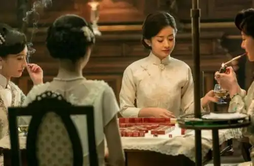 1949年,两辆军用车护送一妇女回家,邻居得知打麻将的她是个特工
