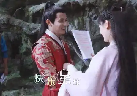祝卿好报复营业,袁冰妍霸道索吻郑业成,现场原声很意外
