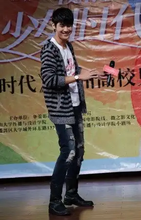 我的少女时代亮相中大校草现场吉他弹唱
