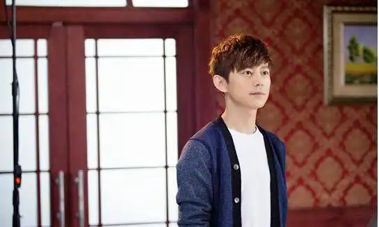 39岁谢娜宣布怀二胎,何炅跨年晚会落泪,快乐家族正式走下神坛
