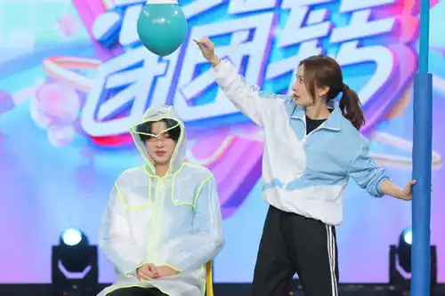 黄明昊快乐大本营剧照上线三团艺术家昊昊子情商持续在线
