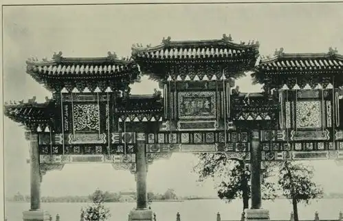 老照片1906年日本人拍摄的颐和园,古建筑保存完好,但是很荒凉
