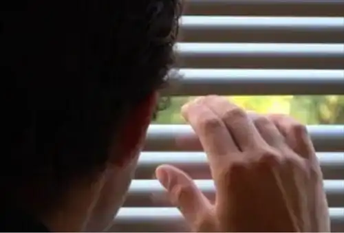 四川一公公深夜偷窥貌美儿媳,儿媳发现后,冲动行为酿悲剧案例