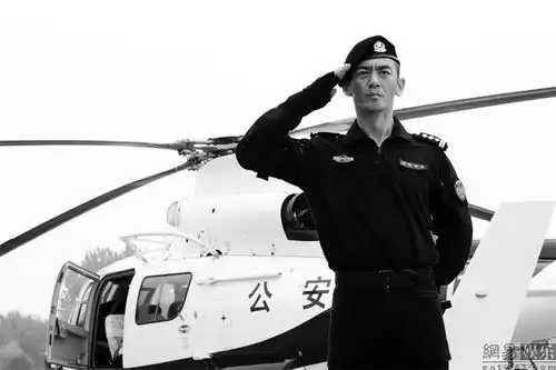 任天野彰显阳刚气质特警力量霸气十足
