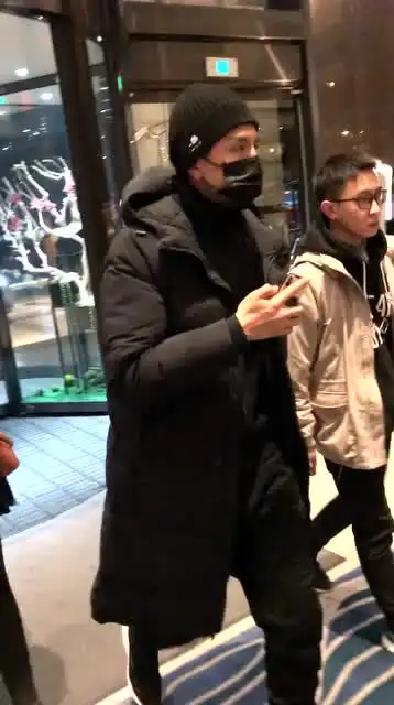 金瀚你在指谁呢金瀚进门就在寻找,感觉没人拍他很意外