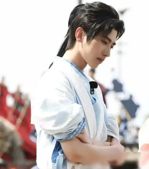 王嘉尔现身跑男,高人气引来硬核追星,网友的评论却亮了
