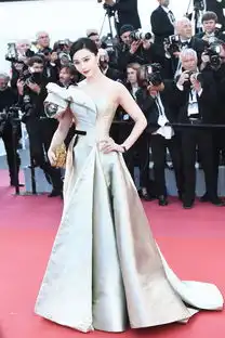 范冰冰亮相戛纳华美战袍照尽显女王范儿华贵大气