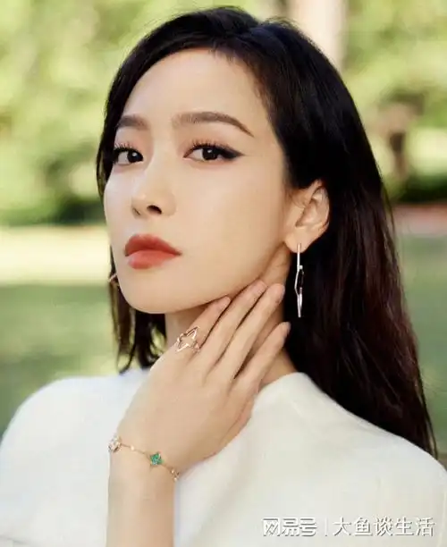 宋茜2套穿搭征服了春日街头,廓形白裙让长腿成焦点,时尚界新宠