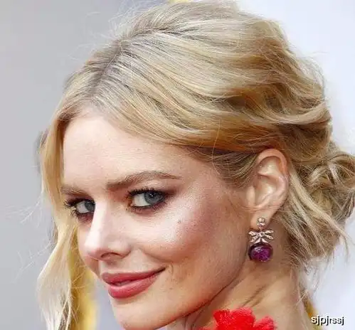 她嫁入豪门差点死于新婚夜,撞脸玛格特罗比,私下造型是真小丑女