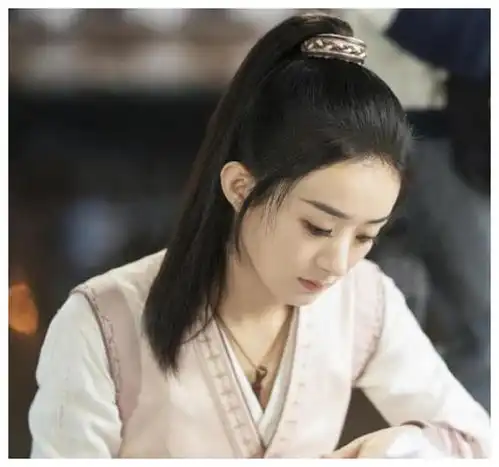 有翡曝最新剧照,赵丽颖状态疲惫,被吐槽不适合再演少女
