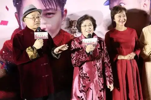 徐峥亲妈首公开意外惊艳,穿中国风太气派,花甲年纪冻龄不输明星
