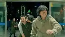 英雄本色周凯的警察弟弟出了车祸,他的脸上满是担心
